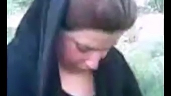 ערבי אמצעי מציג את החיג'אב שלו בפומבי