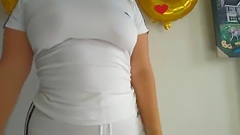 내 계모의 거대한 엉덩이가 펠라치오를 하고, 창녀처럼 타고, 정액으로 가득 차는 것을 봐