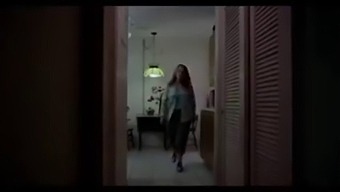 שלושה מבוגרים ובני נוער עם אמא ובנה החורג