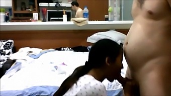 נשים אסייתיות מבוגרות מתפנקות בסקס פרוע