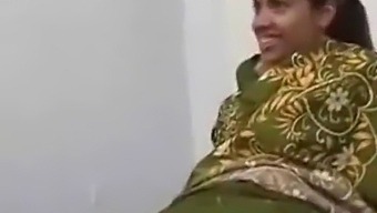נערת דז'יי נהנית מסטוץ עם בחורה חמודה ובוקה