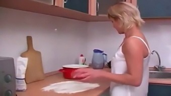 פומה רוסית מתפנקת בשלישייה אסורה עם בחור צעיר