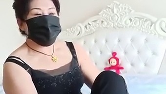 פומה אסייתית מסקרנת מקבלת זיון קשה