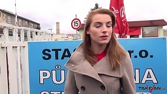 המזכירה מקבלת זרימת זרע מזין גדול בתנוחות שונות