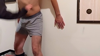 אישה מתגרה באיבר מינו של גבר בצחוק ובאגרופים שובבים.