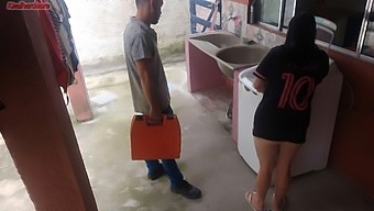 עקרת בית ברזילאית מחליפה טובות מיניות עבור תיקון מכשירים בפומבי