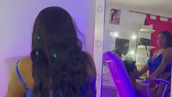 מפגש מקרי מוביל לסשן חם בחדר שינה של חבר ותיק, עם פטיש רגליים וגניחות