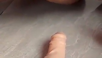 זיון תחת עם דילדו ענק