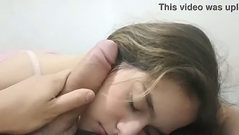 내 계모가 내 유혹적인 움직임에 흥분하고 열정적인 섹스를 한다