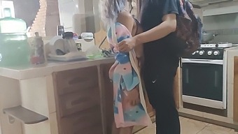 אני עוזר לשכנה המהממת שלי בחדר הכושר, אבל העזרה שלי לא עומדת בציפיות שלה. אני חודר לפי הטבעת שלה כשהיא משמיעה את ההנאה שלה