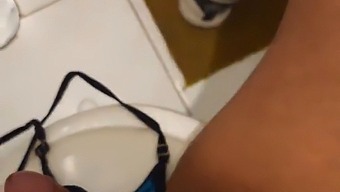 אמא של החבר הכי טוב שלי מגלה אותי מענגת את עצמי עם הלנז'רי שלה ועוסקת במין אוראלי עד שאני מגיע לשיא בפה שלה, חלק 1