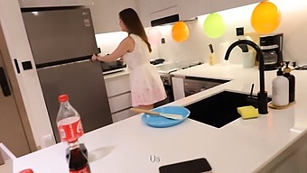 עוגת יום הולדת וזיון במטבח עם מילף