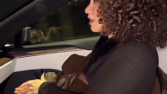 בעלה של האישה הצעירה מאפשר לה לקיים יחסי מין עם גבר אחר במכונית.
